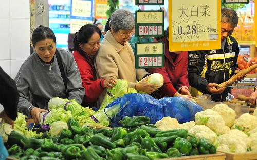 11月5日,在濟(jì)南舜耕路的一家超市內(nèi),濟(jì)南市民在選購蔬菜。新華社記者 徐速繪 攝