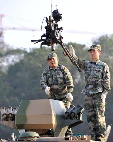 11月10日,參加演習(xí)的陸軍預(yù)備役后勤保障部隊(duì)修理保障分隊(duì)的官兵在進(jìn)行輪式裝甲車武器快速吊裝修理演練。新華社記者 劉潺 攝