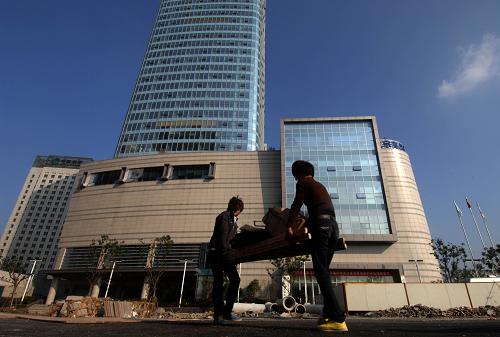 這是11月20日拍攝的浙江舟山大宗商品交易所外景。浙江舟山大宗商品交易所將于今年12月正式開業(yè),這是舟山市根據(jù)國務(wù)院關(guān)于建設(shè)浙江舟山群島新區(qū)的發(fā)展定位和浙江省“三位一體”港航物流服務(wù)體系建設(shè)等重大決策,舉全市之力建設(shè)的綜合性大宗商品交易平臺,該交易所于7月8日注冊成立,注冊資本1億元人民幣,主要負責組織石油化工品、煤炭能源、鋼鐵有色、農(nóng)林牧漁等大宗商品交易,為交易商提供交易資金結(jié)算、交割及相關(guān)咨詢服務(wù)。新華社記者 韓傳號 攝