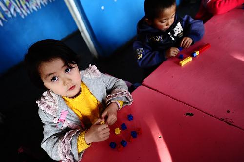 11月30日,青海省湟源縣幼兒園大一班小朋友吧吳美瑾(左)在上趣味數(shù)學(xué)課。新華社記者 張宏祥 攝