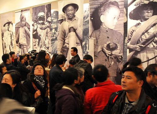 12月3日,重慶市民在觀看“國(guó)家記憶——美國(guó)國(guó)家檔案館二戰(zhàn)中緬印戰(zhàn)場(chǎng)解密影像展”。新華社記者 劉潺攝