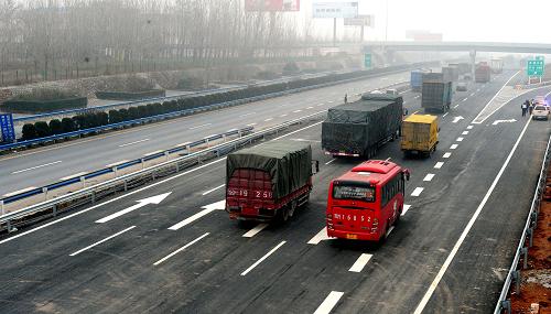 12月3日,連霍高速公路鄭洛段拓寬路面后,洛陽段開始通行。當(dāng)日,連霍高速公路鄭州至洛陽段改建工程竣工典禮在滎陽舉行。連霍高速公路鄭洛段1995年建成通車,幾年后逐漸顯現(xiàn)出擁擠之態(tài),特別是近幾年來,4車道已經(jīng)不能滿足日益增長的交通量。2008年11月26日,連霍高速鄭洛段改擴建工程開工,經(jīng)過3年緊張施工,雙向8車道的連霍高速公路鄭洛段建成通車。新華社發(fā)(高山岳 攝)