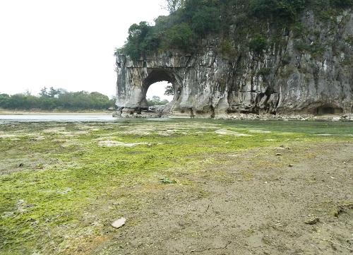 12月9日,桂林象鼻山前河床裸露,難覓昔日“神象飲水”的美麗倒影。新華社發(fā)