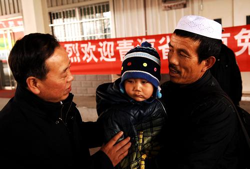 12月17日,青海省紅十字會(huì)秘書長(zhǎng)馬常德(左)在詢問患兒治療情況。新華社記者王博攝