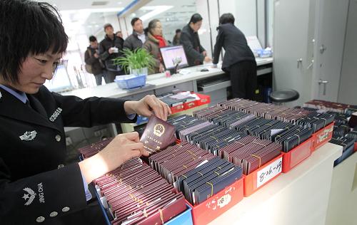 12月19日,民警在東城區(qū)行政服務(wù)中心二層出入境接待大廳為排隊領(lǐng)取護照和港澳通行證的市民查找證件。圣誕節(jié)、新年、春節(jié),學生寒假來臨之際,北京出境游市場持續(xù)升溫,與之相關(guān)的護照辦理、港澳通行證辦理進入高峰期。據(jù)北京市公安局東城分局出入境管理處介紹,近兩周護照與港澳通行證日均辦理人數(shù)在1000人左右,比平時高出約30%。為此,位于東城區(qū)行政服務(wù)中心二層的出入境接待大廳加開窗口,增加警力,并增設(shè)臨時咨詢臺。新華社記者 張宇 攝