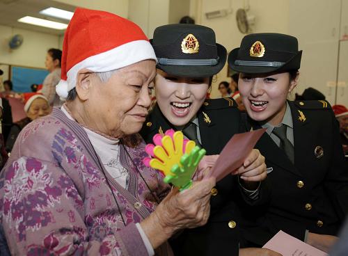 12月19日,駐港部隊(duì)官兵代表與老人一起看著歌詞唱歌。當(dāng)日,中國人民解放軍駐香港部隊(duì)官兵代表前往仁濟(jì)醫(yī)院華懋護(hù)理安老院慰問老人,與他們共迎圣誕佳節(jié)。據(jù)悉,這是官兵們自2006年中秋節(jié)以來第6次組織此類活動(dòng),以此表達(dá)他們對香港老人的一份問候和關(guān)心。新華社記者 趙宇思 攝