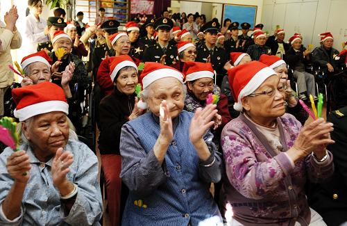 12月19日,駐港部隊(duì)官兵代表與老年朋友們在一起聯(lián)歡。新華社記者 趙宇思 攝