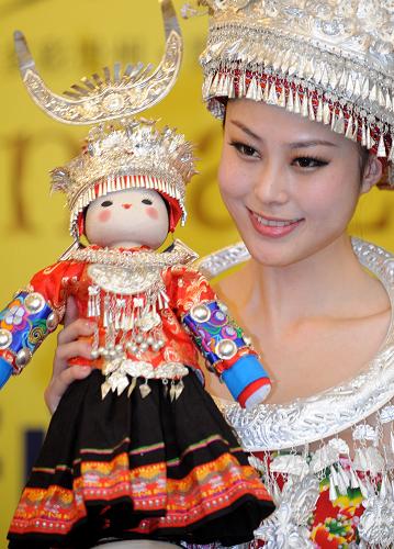 12月19日,“多彩貴州”文化活動(dòng)形象大使苗豆豆在新聞發(fā)布會(huì)上展示以秦朝儺神為原型的貴州“尚古木偶”。新華社記者 李俊東 攝