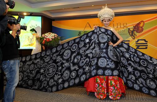 12月19日,“多彩貴州”文化活動(dòng)形象大使苗豆豆在新聞發(fā)布會(huì)上展示貴州苗族傳統(tǒng)手工蠟染。新華社記者 李俊東 攝