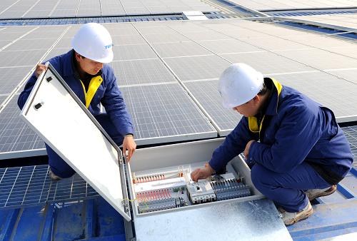 12月19日,工作人員對太陽能光伏發(fā)電項目匯流箱進行投運前的最后檢查。 江蘇連云港市第一座光伏發(fā)電站——大唐新能源新浦光伏發(fā)電項目預(yù)計于12月底投入使用。該電站采用屋頂晶體硅光伏發(fā)電系統(tǒng),利用太陽能發(fā)電,建設(shè)規(guī)模為3.24兆瓦,有效利用屋頂面積3.4萬平方米,年發(fā)電量可達360萬千瓦時。新華社發(fā)(耿玉和 攝)