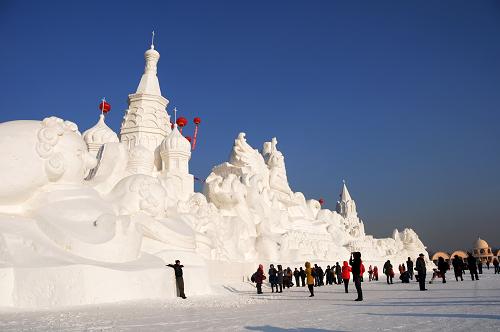 12月21日,游客們在太陽島雪博會開幕式現(xiàn)場與主塑《雪舞風(fēng)情》合影。當(dāng)日,第24屆中國·哈爾濱太陽島國際雪雕藝術(shù)博覽會在國家5A級旅游區(qū)太陽島風(fēng)景區(qū)開幕。本屆雪博會的主題為“雪閱俄羅斯·溫情太陽島”。“老街樂隊(duì)表演”“中俄青年相約雪博會”“中俄油畫藝術(shù)交流展”“雪娃祈福”“雪雕DIY”“卡通大巡游”“第28屆中國哈爾濱國際冰雪節(jié)集體婚禮”“第17屆國際雪雕比賽”等活動將為中外游客呈現(xiàn)豐富多彩的冰雪連續(xù)劇。 新華社記者王凱攝
