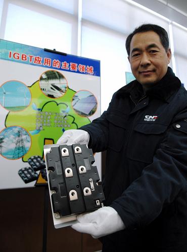 12月23日,工作人員在展示中國(guó)北車永濟(jì)電機(jī)公司發(fā)布的IGBT新產(chǎn)品。當(dāng)日,中國(guó)北車永濟(jì)電機(jī)公司在西安發(fā)布了11種新一代功率半導(dǎo)體器件IGBT新產(chǎn)品。這標(biāo)志著我國(guó)已具有國(guó)際先進(jìn)技術(shù)水平的高壓大功率IGBT封裝設(shè)計(jì)制造綜合平臺(tái)。IGBT器件被廣泛應(yīng)用在軌道交通、風(fēng)力發(fā)電、智能電網(wǎng)、航空航天、電動(dòng)汽車、工業(yè)控制與智能家電等產(chǎn)業(yè)中。新華社記者 李一博 攝