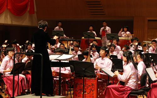 12月22日晚,民樂(lè)團(tuán)學(xué)生在北京音樂(lè)廳演奏中外名曲。新華社發(fā)(周良 攝)