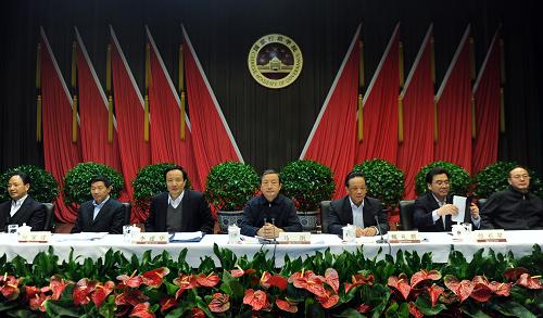 12月23日,全國(guó)行政學(xué)院院長(zhǎng)會(huì)議在北京召開(kāi),國(guó)務(wù)委員兼國(guó)務(wù)院秘書(shū)長(zhǎng)、國(guó)家行政學(xué)院院長(zhǎng)馬凱出席會(huì)議并講話。新華社記者張鐸攝