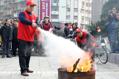 12月23日,宜昌市社區(qū)網(wǎng)格管理員在使用消防巡邏自行車上的滅火器進行滅火演示。當日,湖北宜昌市舉行社區(qū)網(wǎng)格消防巡邏自行車配發(fā)儀式,首次為城區(qū)3個社區(qū)網(wǎng)格配發(fā)30輛消防巡邏自行車。2011年年初,宜昌市推出網(wǎng)格化消防管理模式,計劃購置近百輛配有簡易滅火設備的消防巡邏自行車,陸續(xù)配發(fā)到城區(qū)每個社區(qū),以發(fā)揮社區(qū)網(wǎng)格管理員的作用,提高社區(qū)防御火災的能力。 新華社發(fā)(方佩 攝)