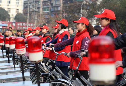 12月23日,湖北宜昌市舉行社區(qū)網(wǎng)格消防巡邏自行車配發(fā)儀式,首次為城區(qū)3個社區(qū)網(wǎng)格配發(fā)30輛消防巡邏自行車。新華社發(fā)(方佩 攝)