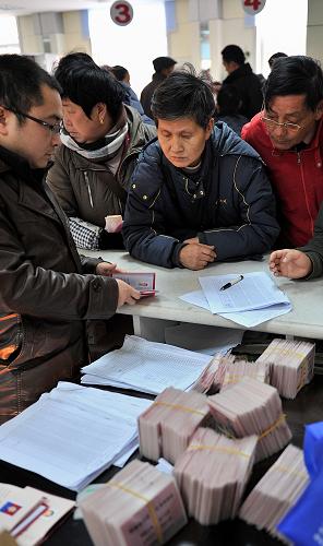 12月23日,在湖北宣恩縣勞動社會保障大廳,工作人員為新參保的國有、集體企業(yè)職工發(fā)放退休證。當(dāng)日,湖北省宣恩縣開始向新參保的國有、集體企業(yè)職工發(fā)放《中華人民共和國職工退休證》。之后,這些退休職工即可開始領(lǐng)取退休金。自今年8月起,宣恩縣開始為7200余名滿足年齡條件、沒有參加社會養(yǎng)老保險的國有、集體企業(yè)職工辦理參保工作。新華社發(fā)(宋文 攝)