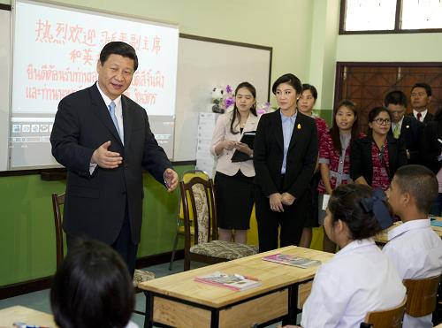 12月23日,正在泰國訪問的國家副主席習(xí)近平在泰國總理英拉陪同下,專程來到曾遭受洪災(zāi)影響的曼谷樂達(dá)納古信沙拉雅中學(xué)看望慰問學(xué)校師生。新華社記者 李學(xué)仁 攝