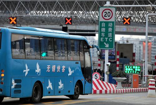 1月10日,一輛客車駛向滬蓉高速公路江蘇常州段收費(fèi)站ETC自動(dòng)繳費(fèi)通道。根據(jù)江蘇省交通、物價(jià)等部門發(fā)文要求,從2012年1月10日起下調(diào)全省聯(lián)網(wǎng)收費(fèi)高速公路車輛通行費(fèi)最低征收標(biāo)準(zhǔn)。7座以下小客車通行費(fèi)最低征收標(biāo)準(zhǔn)由15元調(diào)整至5元,客車其他車型通行費(fèi)最低征收標(biāo)準(zhǔn)作相應(yīng)調(diào)整:8座至19座由15元調(diào)整至10元,20座至39座由20元下調(diào)至10元,40座及以上的由20元下調(diào)至10元。 交通部門人士表示,此次價(jià)格調(diào)整后,受益者主要是短途車主,對長途出行來說意義不大。長途出行是累計(jì)里程收費(fèi),執(zhí)行的仍然是過去0.45元/公里的最低費(fèi)率。新華社 發(fā)