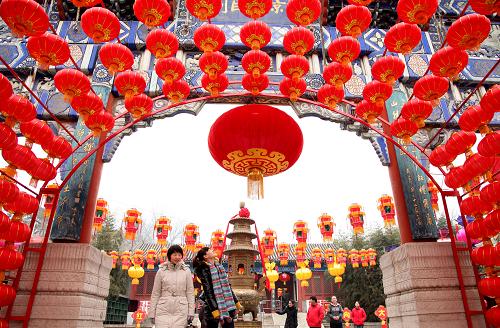 1月16日,北京市懷柔區(qū)紅螺寺景區(qū)制作的燈籠“五福門”吸引游人的目光。 春節(jié)臨近,北京市懷柔區(qū)紅螺寺旅游景區(qū)懸掛自制的各類彩燈、紅燈籠、宮燈等3000多盞,為游人營造出歡樂喜慶的節(jié)日氣氛。新華社發(fā)(卜向東 攝)