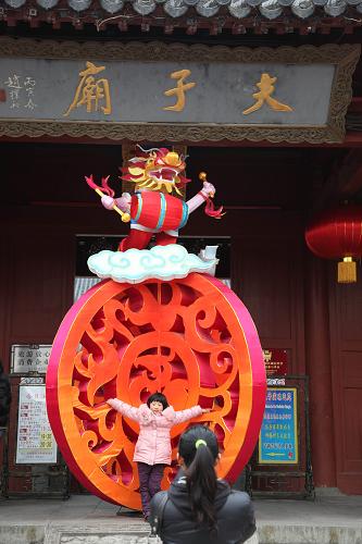 1月15日,小朋友在南京夫子廟景區(qū)的彩燈前留影。隨著春節(jié)的臨近,2012年江蘇秦淮燈會(huì)100多組大中型燈組、40多萬盞花燈陸續(xù)安裝到位。本次燈會(huì)于1月19日至2月9日在南京夫子廟秦淮風(fēng)光帶舉行。新華社發(fā)(李文寶 攝)
