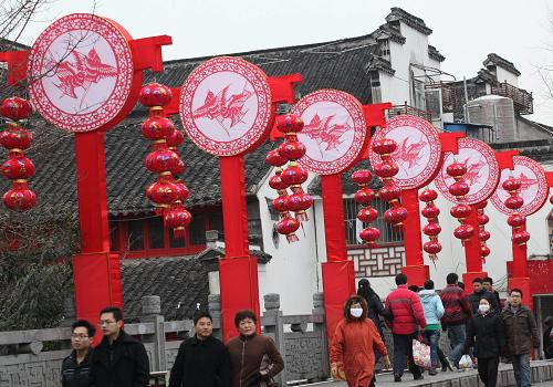 1月15日,游人從南京夫子廟景區(qū)的彩燈旁走過。隨著春節(jié)的臨近,2012年江蘇秦淮燈會(huì)100多組大中型燈組、40多萬盞花燈陸續(xù)安裝到位。本次燈會(huì)于1月19日至2月9日在南京夫子廟秦淮風(fēng)光帶舉行。 新華社發(fā)(李文寶 攝)