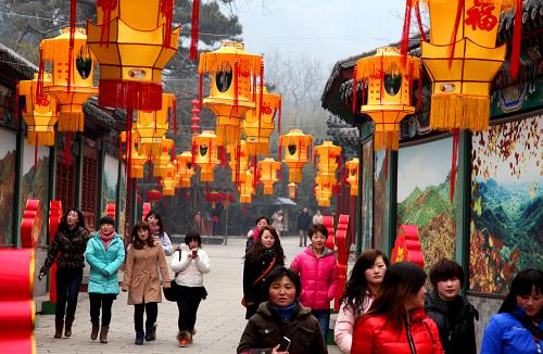 1月16日,游人在宮燈高掛的北京市懷柔區(qū)紅螺寺景區(qū)游覽。春節(jié)臨近,北京市懷柔區(qū)紅螺寺旅游景區(qū)懸掛自制的各類彩燈、紅燈籠、宮燈等3000多盞,為游人營造出歡樂喜慶的節(jié)日氣氛。 新華社發(fā)(卜向東 攝)