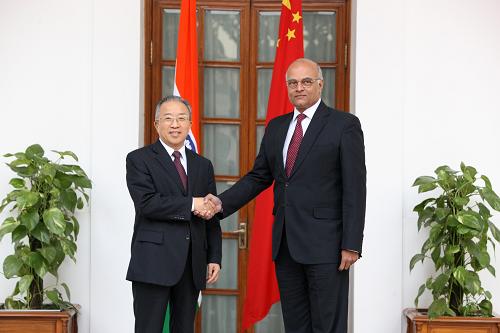 1月16日,中印邊界問題特別代表、國務委員戴秉國(左)在印度新德里和印度國家安全顧問梅農(nóng)會晤。中印邊界問題特別代表第十五次會晤于1月15日至17日在印度舉行。新華社記者李毅剛攝