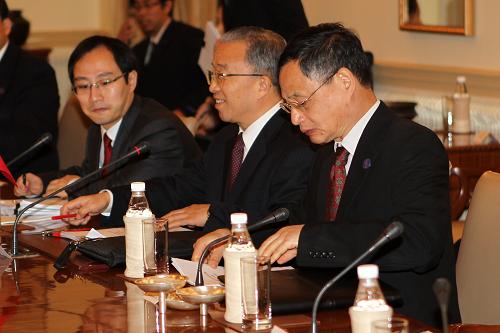 1月16日,中印邊界問題特別代表、國務委員戴秉國(中)在印度新德里參加中印邊界問題特別代表第十五次會晤。中印邊界問題特別代表第十五次會晤于1月15日至17日在印度舉行。新華社記者李毅剛攝