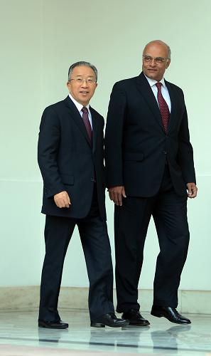 1月16日,中印邊界問題特別代表、國務委員戴秉國(左)在印度新德里和印度國家安全顧問梅農(nóng)會晤。新華社發(fā)(薩卡爾攝)