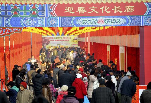 1月16日,遼寧大連市“龍年文化街”上人頭攢動(dòng)。當(dāng)日,大連市“龍年文化街”拉開(kāi)帷幕,期間將舉行市民燈會(huì)、扎燈籠大賽、猜燈謎、自己動(dòng)手寫楹聯(lián)及每天兩場(chǎng)的“市民露一手”文藝大舞臺(tái)等活動(dòng)。據(jù)了解,“龍年文化街”將持續(xù)到2月6日閉幕。新華社發(fā)(呂文正 攝)