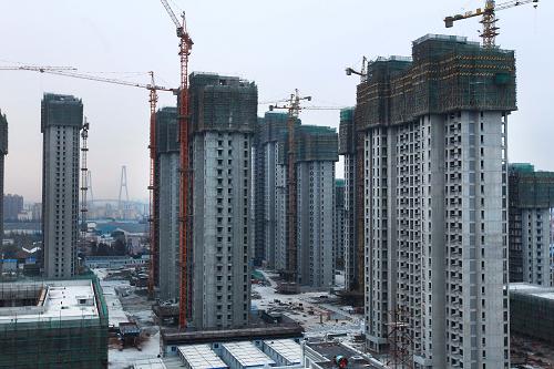 這是正在建設(shè)中的上海大型保障性住房基地“上海晶城”(1月3日攝)。當(dāng)日,上海市市長韓正在上海市人民政府記者招待會上表示,今年將放寬共有產(chǎn)權(quán)保障房申請門檻,計劃將申請門檻從家庭人均可支配收入每月3300元放寬到5000元,即當(dāng)三口之家夫妻月平均收入在7500元以下,就可以進(jìn)入到共有產(chǎn)權(quán)保障房申請行列。這一政策有望一季度正式推出實施。新華社記者 裴鑫攝
