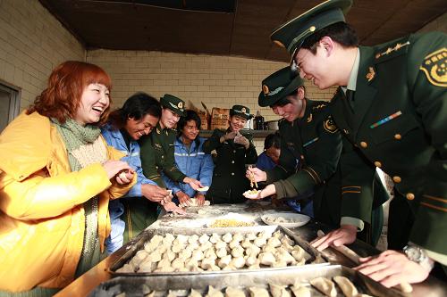 1月16日,大連灣邊防檢查站官兵同留守工人一起包“團(tuán)圓餃子”。當(dāng)日是農(nóng)歷臘月二十三,是中國(guó)傳統(tǒng)的“小年”。遼寧公安邊防總隊(duì)大連灣邊防檢查站官兵來(lái)到轄區(qū)留守工人聚集的出租屋內(nèi),與他們一起掛燈籠、貼春聯(lián)、包餃子,為留守工人送去異鄉(xiāng)的“團(tuán)圓”。新華社發(fā)(桂子云 攝)