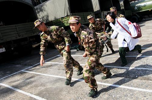 1月17日,深圳特檢站的新兵在醫(yī)護人員指導下模擬緊急運送傷員。當日,深圳特檢站后勤處衛(wèi)生隊醫(yī)護人員通過現(xiàn)場模擬的方法為150余名新入伍的戰(zhàn)士講解戰(zhàn)傷救護常識,通過理論授課和現(xiàn)場示教相結合的方式幫助新兵學習止血、包扎、固定、搬運等處置方法,提高新兵的自救互救能力。 新華社發(fā)(林鑫 攝)