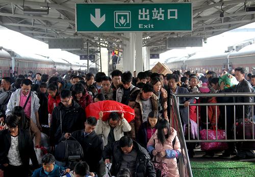 1月17日,剛抵達(dá)成都火車站的旅客準(zhǔn)備出站。新華社發(fā)(薛玉斌 攝)