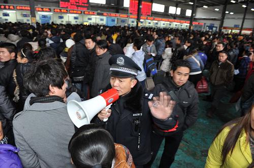 1月19日,民警在貴陽市金陽客車站購票大廳內(nèi)維持秩序。 當(dāng)日,貴州最大的公路客運(yùn)中心貴陽市金陽客車站迎來節(jié)前客流最高峰,預(yù)計共有6萬多人在此乘車返鄉(xiāng)。新華社記者 歐東衢 攝