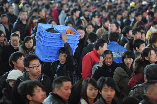 1月19日,乘客排隊(duì)等待購買車票。新華社記者 歐東衢 攝