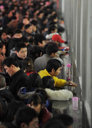 1月19日,乘客在售票窗口前購買車票。新華社記者 歐東衢 攝