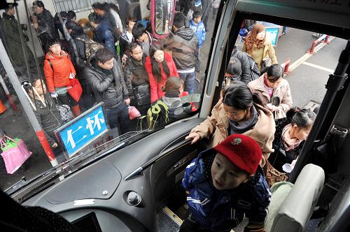 1月19日,在貴陽市金陽客車站,乘客陸續(xù)上車。新華社記者 歐東衢 攝