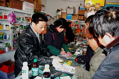 1月19日,玉門農(nóng)民在農(nóng)資市場選購農(nóng)資產(chǎn)品。新華社發(fā)(萬宗平 攝)