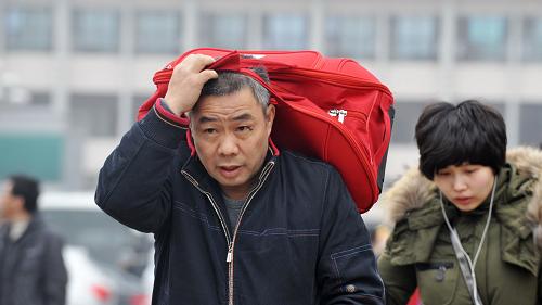 1月19日,旅客背負(fù)行李趕往長(zhǎng)沙火車(chē)站。新華社記者 龍弘濤 攝