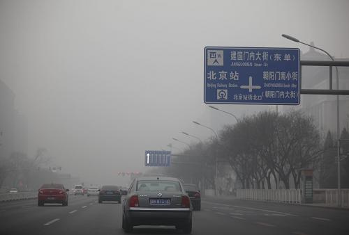 1月19日,汽車在北京長(zhǎng)安街上行駛。新華社發(fā)(梁志強(qiáng) 攝)