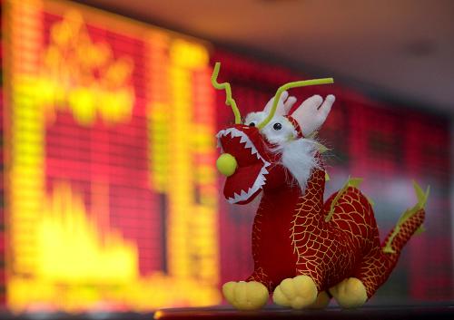 1月19日在武漢一家證券營業(yè)部拍攝的龍年玩偶。新華社發(fā)