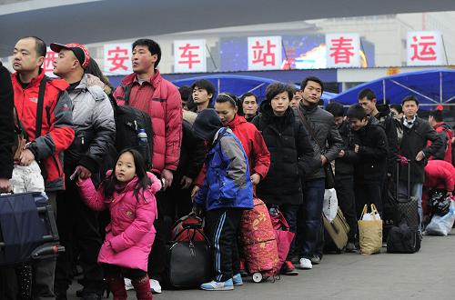 1月19日,旅客在西安火車站廣場應(yīng)急候車廳前排隊,準(zhǔn)備進站。當(dāng)日,隨著春節(jié)臨近,西安火車站迎來節(jié)前春運客流最高峰,全天發(fā)送旅客突破10萬人次。新華社發(fā)(唐振江 攝)