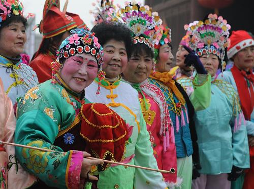 1月20日,在天津薊縣“千年古剎”獨樂寺,當(dāng)?shù)剞r(nóng)民舉行花會表演慶祝第九屆獨樂寺廟會開幕。當(dāng)日起至正月十五,獨樂寺將舉行包括花會表演、雜技、拉洋片、猜燈謎在內(nèi)的民俗活動,豐富民眾新春文化生活。新華社記者馬平 攝
