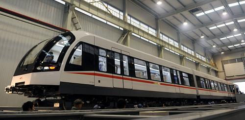 1月20日,一列中低速磁浮列車在中國南車株洲電力機車有限公司內(nèi)下線。當(dāng)日,由中國南車株洲電力機車有限公司研發(fā)生產(chǎn)的中低速磁浮列車在株洲下線。這次下線的磁浮列車最高運行時速100公里,設(shè)計最大載客量約600人,其無軌道摩擦、零粉塵排放、低噪音的特點將滿足城市內(nèi)部、短途城際間、旅游景區(qū)、觀光區(qū)的高環(huán)保交通要求。新華社記者 李尕 攝