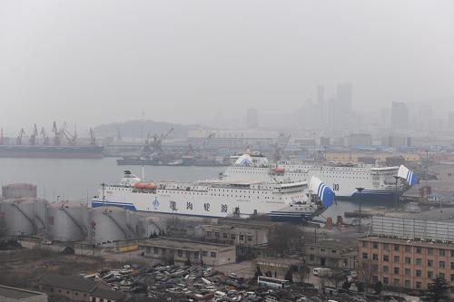 1月20日,在煙臺(tái)港西客運(yùn)站碼頭,在港船舶正在做避風(fēng)準(zhǔn)備。新華社發(fā)(初陽(yáng) 攝)