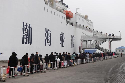1月20日,在煙臺(tái)港西客運(yùn)站碼頭,旅客排隊(duì)乘坐上午出發(fā)的客運(yùn)船舶。新華社發(fā)(初陽(yáng) 攝)