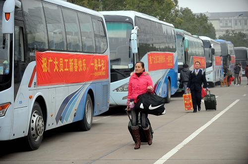 1月20日,準(zhǔn)備回家過年的外來務(wù)工人員帶著行李準(zhǔn)備上車。新華社記者 徐昱 攝
