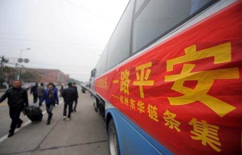 1月20日,準(zhǔn)備回家過年的外來務(wù)工人員帶著行李準(zhǔn)備上車。新華社記者 徐昱 攝